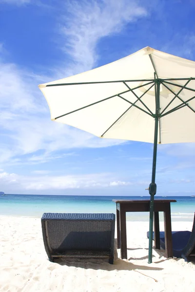 Stoelen en parasol op tropisch strand — Stockfoto