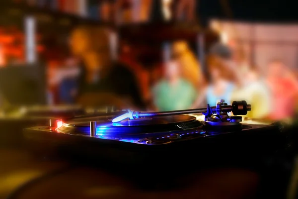 Vinyl disk player in night club — Stock Photo, Image