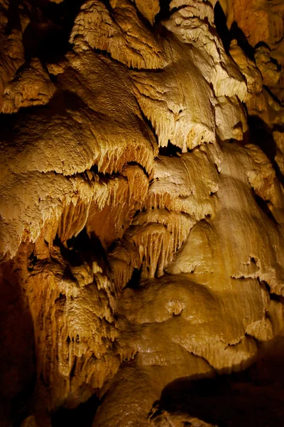 Cachoeira de pedra na caverna — Fotografia de Stock