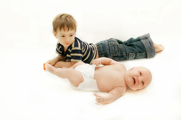 Brother and sister over white — Stock Photo, Image