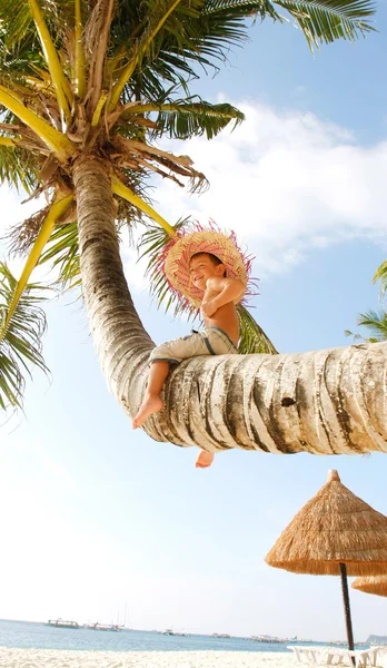 Menino feliz na praia tropical — Fotografia de Stock