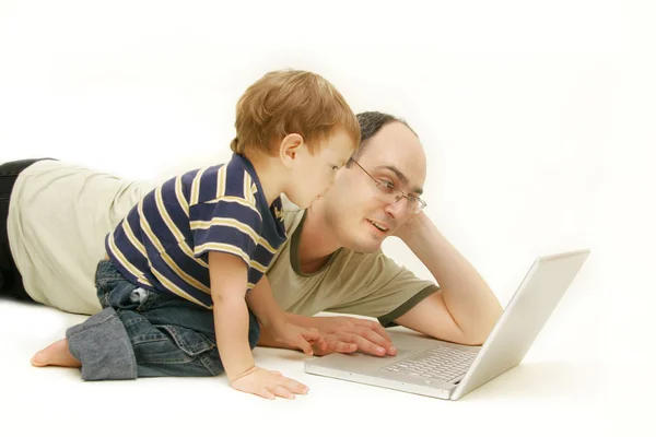 Πατέρας και γιος με laptop πάνω από λευκό — Φωτογραφία Αρχείου