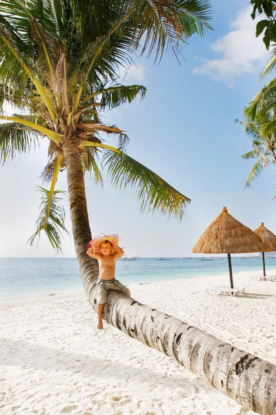 Heureux garçon sur la plage tropicale — Photo