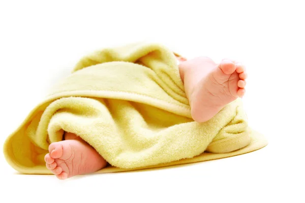 Pés de bebê minúsculo em toalha sobre branco — Fotografia de Stock