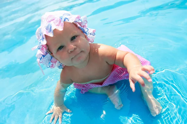 Bebê menina no chapéu sentado na piscina — Fotografia de Stock