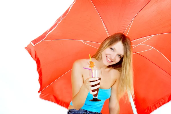 Menina atraente com vidro de suco sob guarda-chuva vermelho sobre whit — Fotografia de Stock