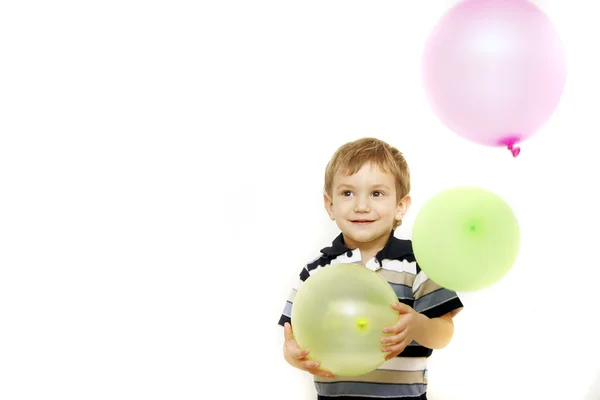Menino feliz com balões coloridos sobre branco — Fotografia de Stock