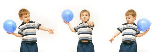 Pojke med blå ballong över vita — Stockfoto