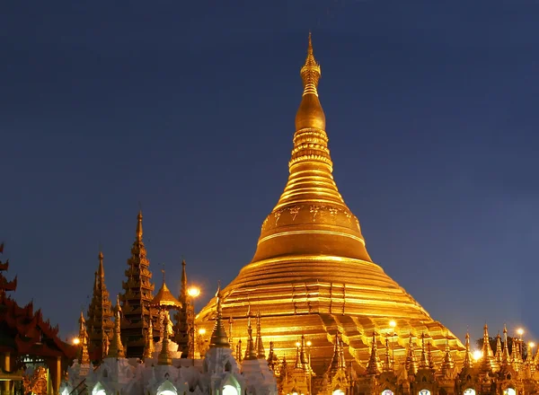 Shwedagon храм ночью, Мьянма — стоковое фото