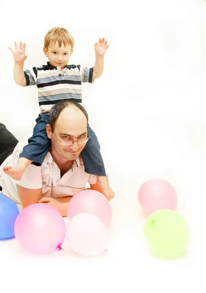 Pai e filho brincando com balões sobre branco — Fotografia de Stock