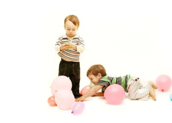 Dos niños jugando sobre blanco — Foto de Stock