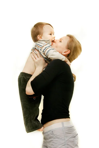 Liebevolle Mutter und Sohn über Weiß — Stockfoto