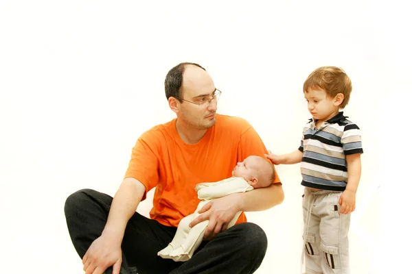 Chateado pai com dois filhos sobre branco — Fotografia de Stock