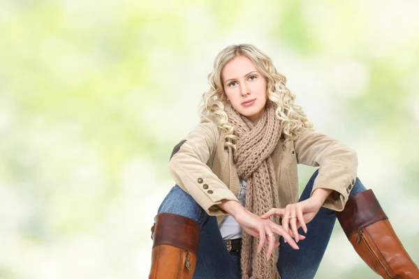 Mulher bonita em roupas de inverno no fundo natural — Fotografia de Stock