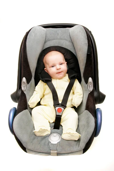 Bebê no assento do carro sobre branco — Fotografia de Stock