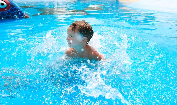 Happy boy v bazénu — Stock fotografie