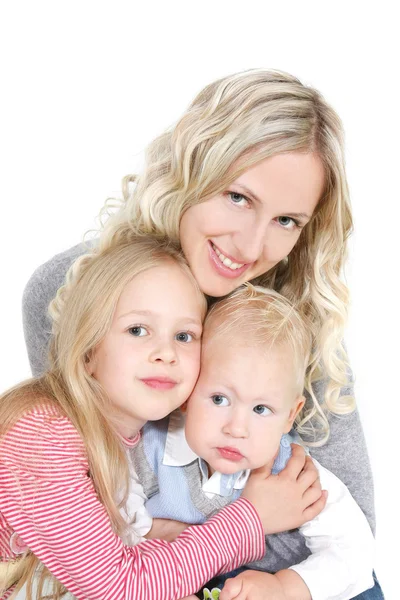 Mãe feliz com dois filhos sobre branco — Fotografia de Stock