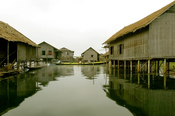 Casas stilt no lago — Fotografia de Stock