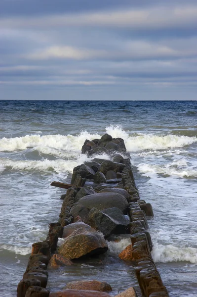 Quebra-mar de pedra no inverno — Fotografia de Stock