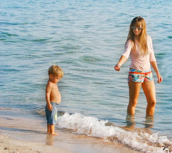 Moeder en zoon op strand — Stockfoto