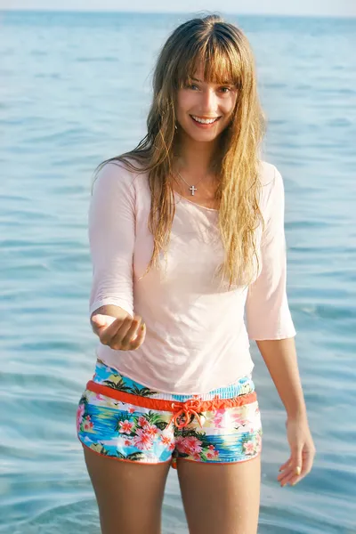 Young beautiful girl on sea background — Stock Photo, Image
