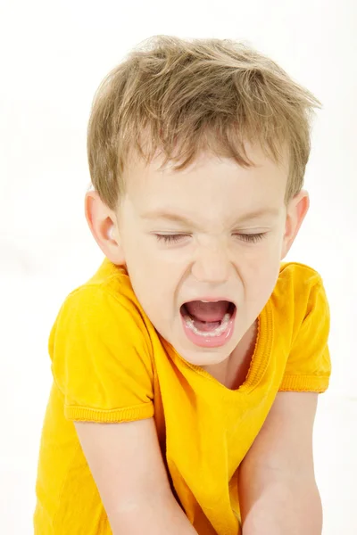 Gritando criança sobre branco — Fotografia de Stock