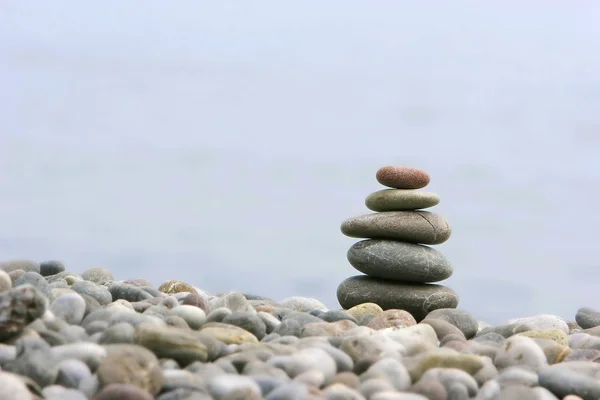 Runde Steine zur Meditation auf verschwommenem Hintergrund — Stockfoto