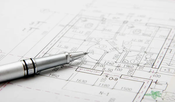 Архитектурные планы и ручка — стоковое фото