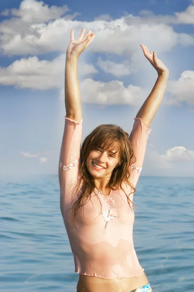 Joven hermosa chica en el mar y el cielo fondo — Foto de Stock