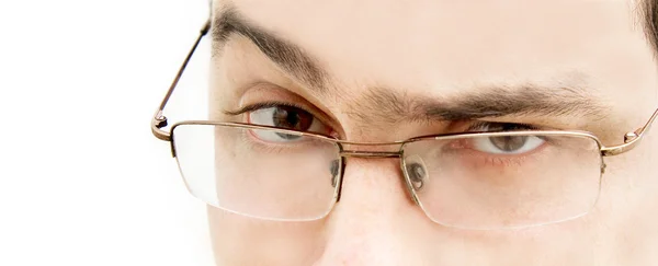 Närbild på ung man i glasögon tittar i kameran — Stockfoto