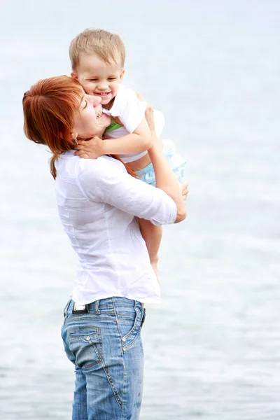 Glückliche Mutter und Sohn am Strand — Stockfoto