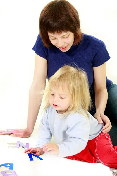 Mãe e filha estudando letras, sobre branco — Fotografia de Stock