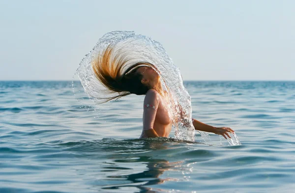 Κορίτσι με μακριά μαλλιά στη θάλασσα — Φωτογραφία Αρχείου