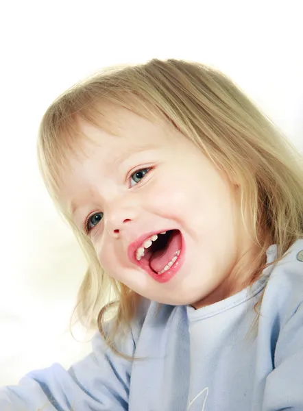 Souriant tout-petit fille sur portrait blanc — Photo