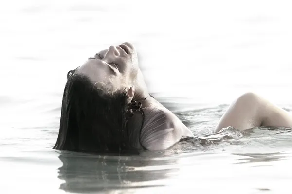 Fată frumoasă în apă — Fotografie, imagine de stoc
