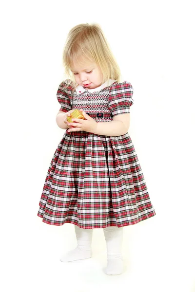 Linda niña con pequeña caja de regalo sobre blanco — Foto de Stock