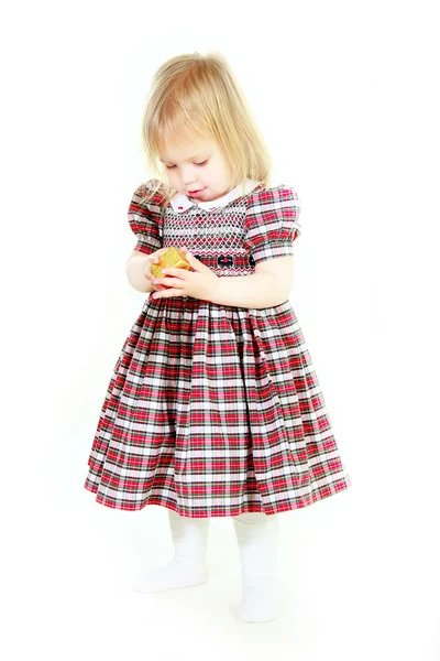 Adorável toodler menina com pequena caixa de presente em mãos sobre branco — Fotografia de Stock