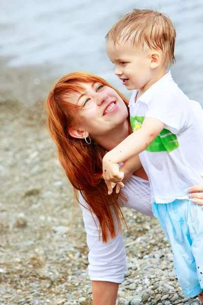 Liefhebbende moeder en zoon op strand — Stockfoto