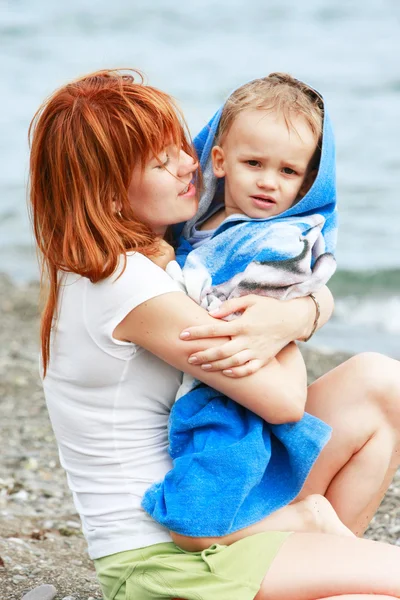 Amorosa madre e hijo en la playa —  Fotos de Stock