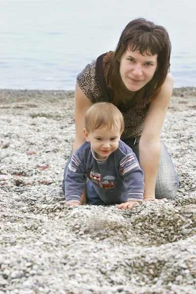 Moeder en zoon op strand — Stockfoto