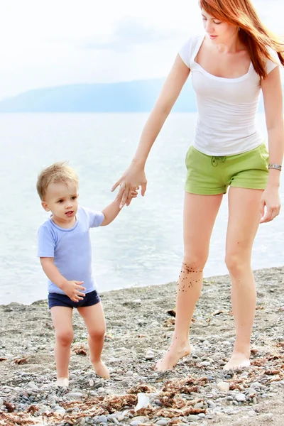 Mãe amorosa e filho na praia — Fotografia de Stock