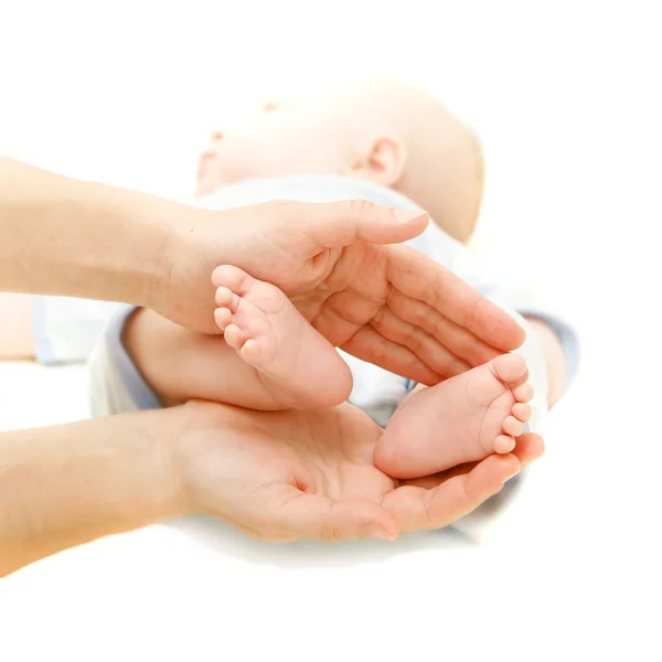 Pés do bebê nas mãos dos pais sobre branco — Fotografia de Stock