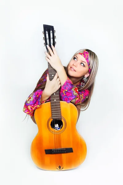 Hermosa mujer con guitarra — Foto de Stock