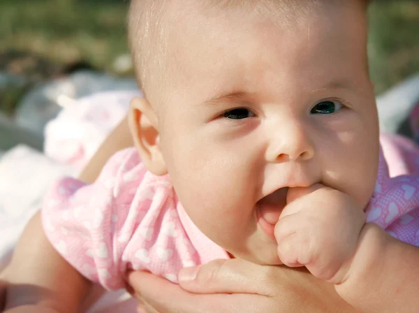 Baby buiten portret — Stockfoto