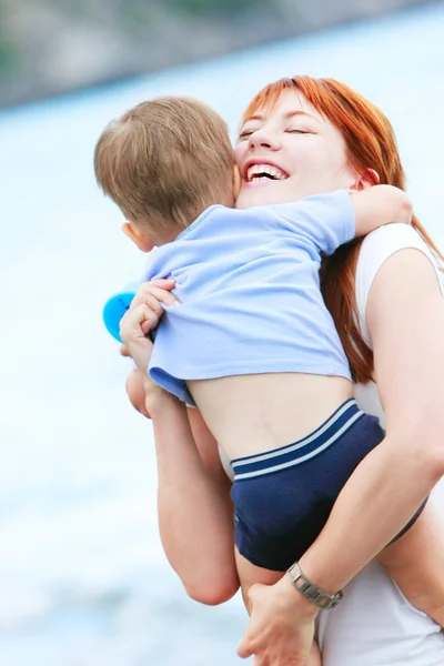 Außenporträt einer glücklichen Mutter und ihres Sohnes — Stockfoto