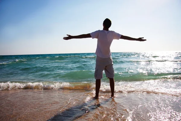 Joven en la playa — Foto de Stock