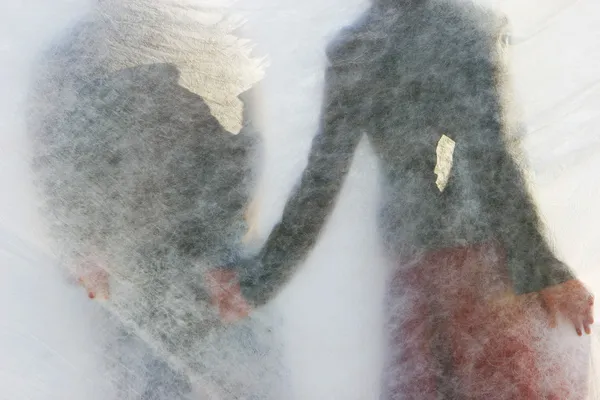 Jovem casal atrás de cortina transparente — Fotografia de Stock