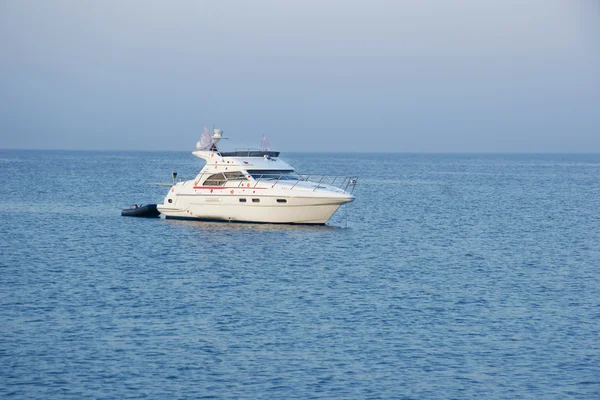 Witte motor boot in de zee — Stockfoto