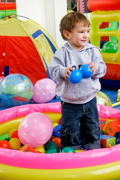 Gelukkige jongen in het spelen van de kamer — Stockfoto