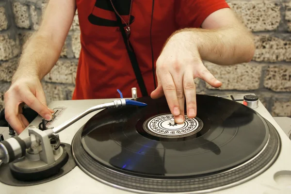 Dj en el mezclador de sonido — Foto de Stock